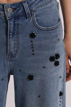 Carica l'immagine nel visualizzatore di Gallery, jeans palazzo con applicazioni floreali  - mimì muà - blu medio
