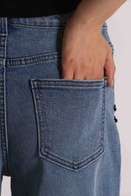 Carica l'immagine nel visualizzatore di Gallery, jeans palazzo con applicazioni floreali  - mimì muà - blu medio
