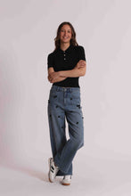Carica l'immagine nel visualizzatore di Gallery, jeans palazzo con applicazioni floreali  - mimì muà - blu medio
