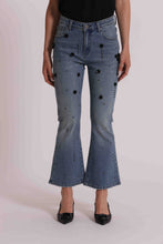 Carica l'immagine nel visualizzatore di Gallery, jeans flare con applicazioni floreali  - mimì muà - blu medio
