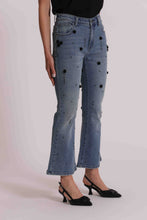 Carica l'immagine nel visualizzatore di Gallery, jeans flare con applicazioni floreali  - mimì muà - blu medio
