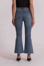 Carica l'immagine nel visualizzatore di Gallery, jeans flare con applicazioni floreali  - mimì muà - blu medio

