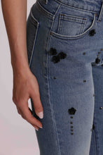 Carica l'immagine nel visualizzatore di Gallery, jeans flare con applicazioni floreali  - mimì muà - blu medio
