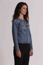 Carica l'immagine nel visualizzatore di Gallery, giacca cropped in jeans con applicazioni floreali  - mimì  muà -  blu
