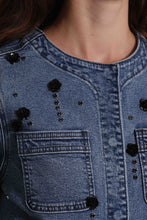 Carica l'immagine nel visualizzatore di Gallery, giacca cropped in jeans con applicazioni floreali  - mimì  muà -  blu
