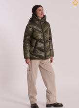 Carica l&#39;immagine nel visualizzatore di Gallery, piumino corto con cappuccio trama geometrica - mimì muà - verde militare
