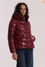 Carica l&#39;immagine nel visualizzatore di Gallery, piumino corto con motivo a v - mimì muà - burgundy
