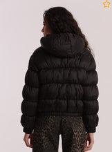 Carica l&#39;immagine nel visualizzatore di Gallery, piumino corto bomber con capuccio - mimì muà - nero
