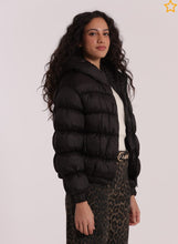 Carica l&#39;immagine nel visualizzatore di Gallery, piumino corto bomber con capuccio - mimì muà - nero
