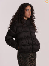 Carica l&#39;immagine nel visualizzatore di Gallery, piumino corto bomber con capuccio - mimì muà - nero
