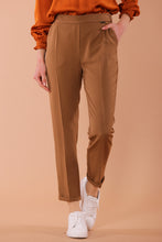 Carica l&#39;immagine nel visualizzatore di Gallery, pantalone a sigaretta con elastico dietro in poliviscosa - mimì muà - cammello
