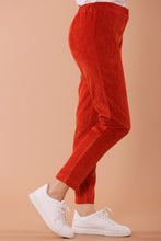Carica l&#39;immagine nel visualizzatore di Gallery, pantalone a sigaretta con elastico dietro a costine in velluto - arancio
