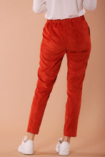 Carica l&#39;immagine nel visualizzatore di Gallery, pantalone a sigaretta con elastico dietro a costine in velluto - arancio
