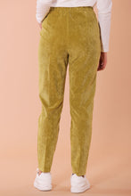 Carica l&#39;immagine nel visualizzatore di Gallery, pantalone a sigaretta con elastico dietro a costine in velluto - verde olio
