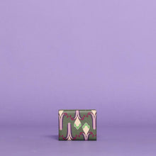Carica l&#39;immagine nel visualizzatore di Gallery, portafoglio medio in fantasia - mimì  muà - viola verde
