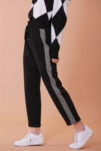 Carica l&#39;immagine nel visualizzatore di Gallery, pantalone jogger con inserto fantasia spigata - mimì muà - nero bianco
